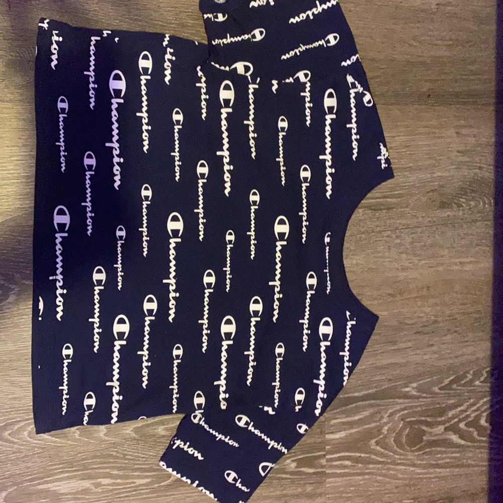 Medium cropped champion shirt